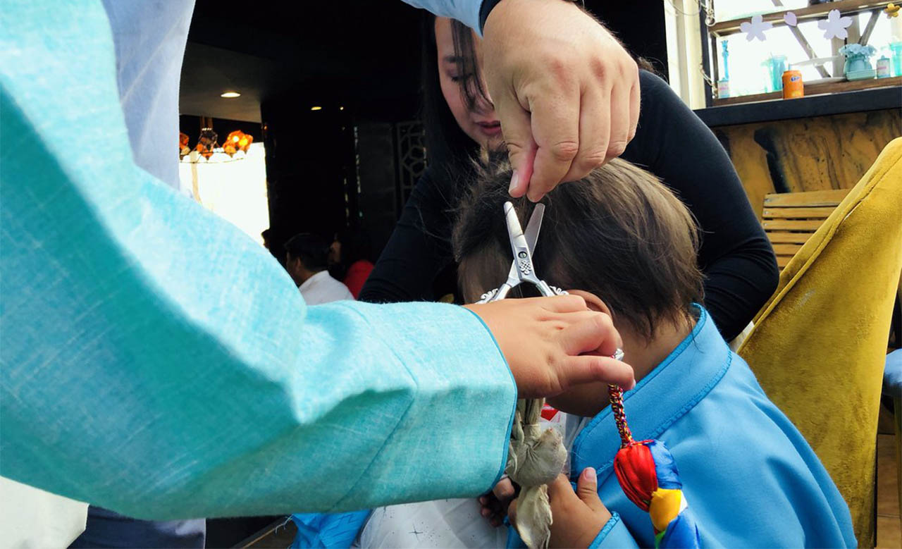 Ceremonie de coiffure pour les enfants