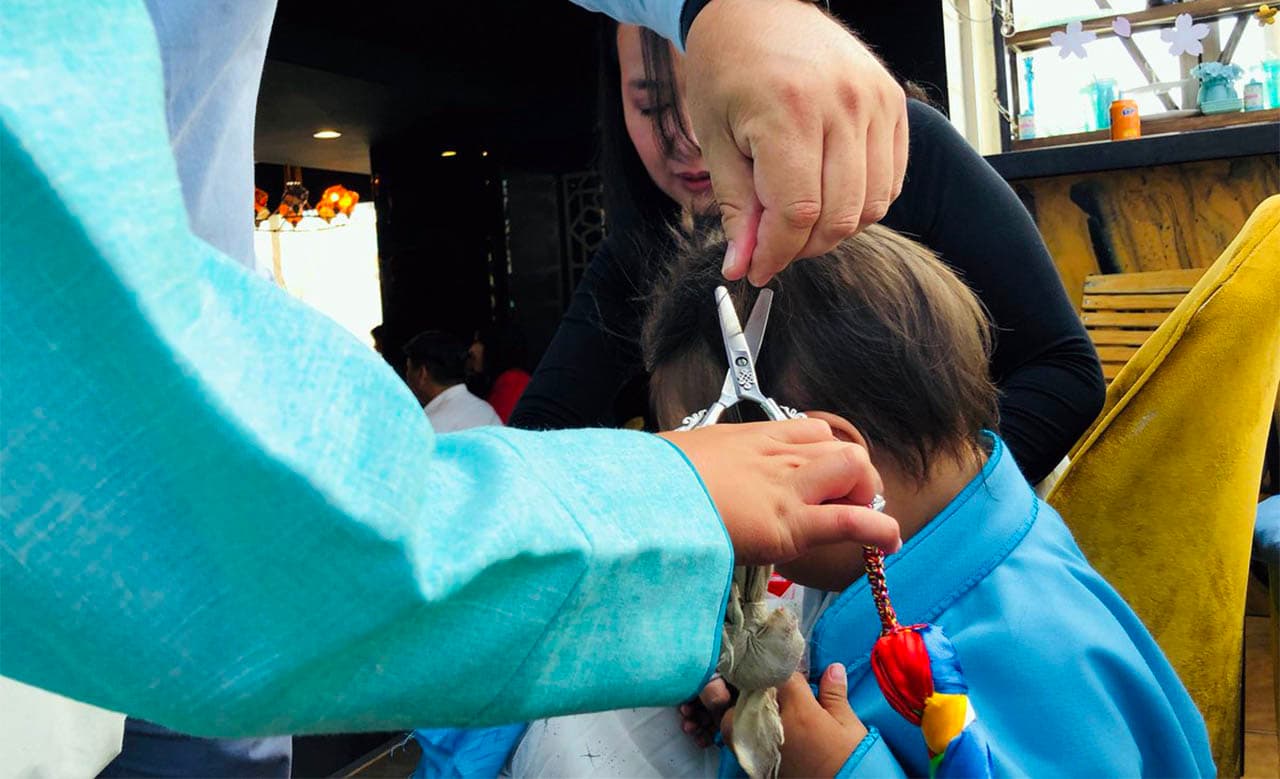 Ceremonie de coiffure pour les enfants
