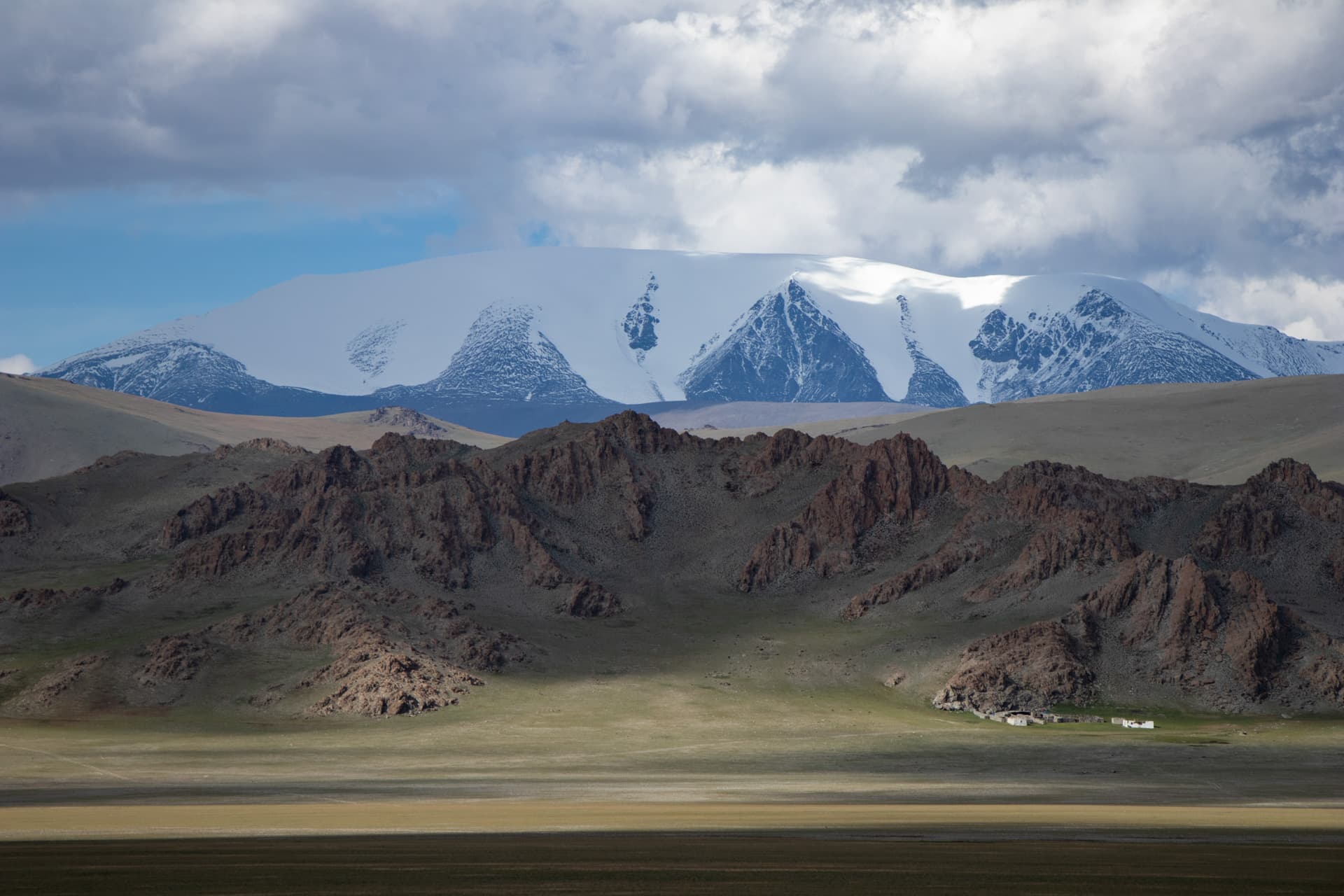 Les Chaînes de l’Altaï : Un Joyau Sauvage de la Mongolie