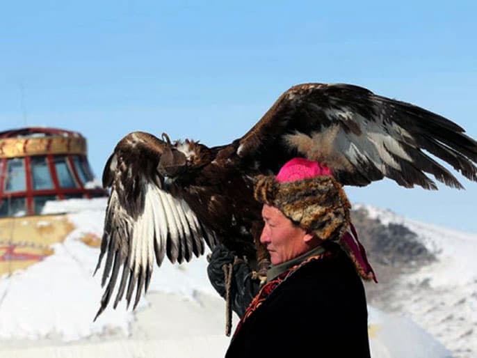 Vieux chasseur d'aigle avec son aigle