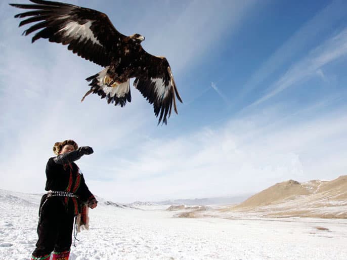 Un chasseur avec un aigle