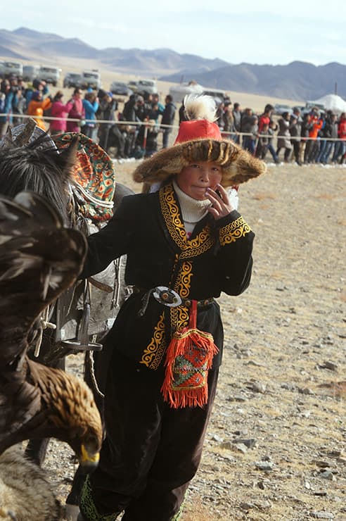 Fille kazakhe chasseuse d'aigle
