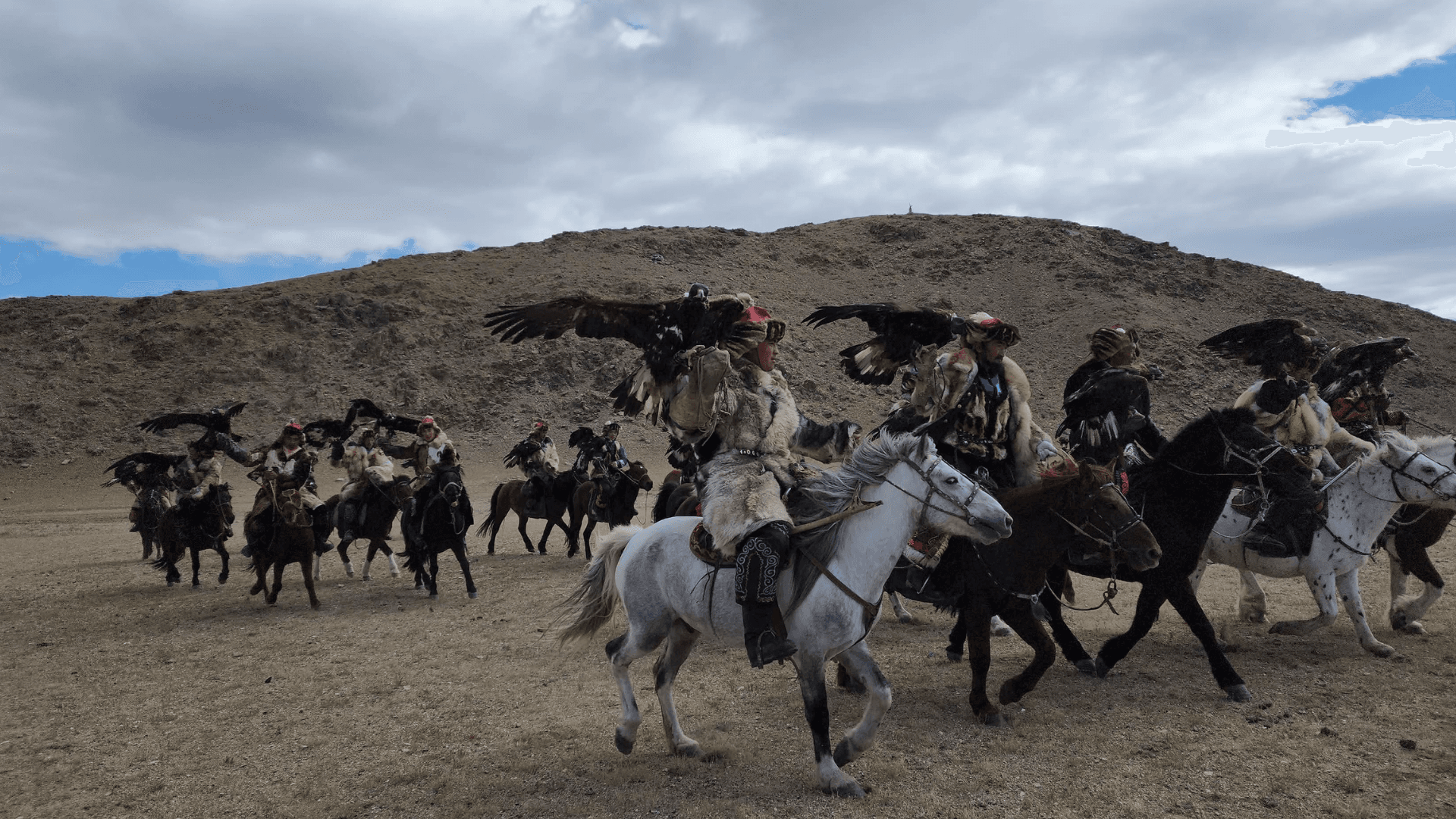 Fête d’Aigle de Sagsai et petit naadam de centre (15-25 septembre)