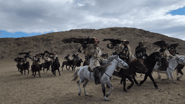 Fête d’Aigle de Sagsai et petit naadam de centre (15-25 septembre)