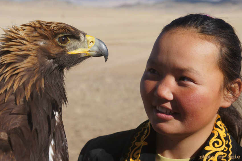 La fille mongole chasse à l’aigle au Hollywood